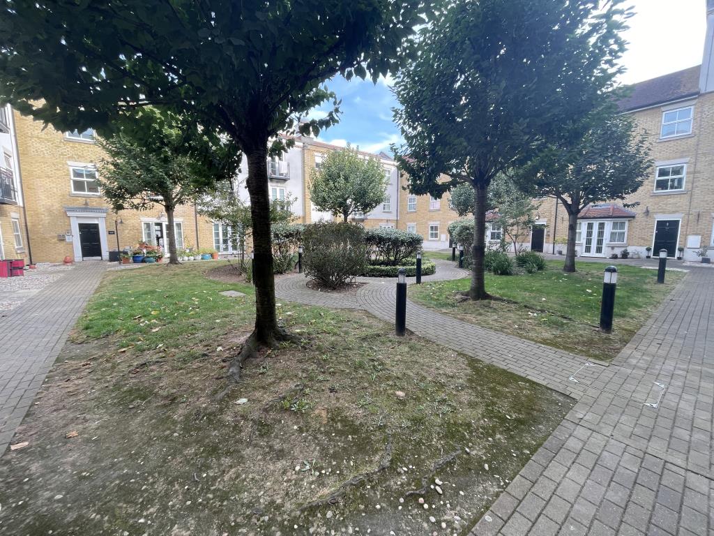 Lot: 86 - TWO BEDROOM FLAT FOR INVESTMENT - outside view of courtyard gardens